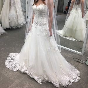 NEVER WORN- Brand new with tags still attached. Size 4 A line ivory